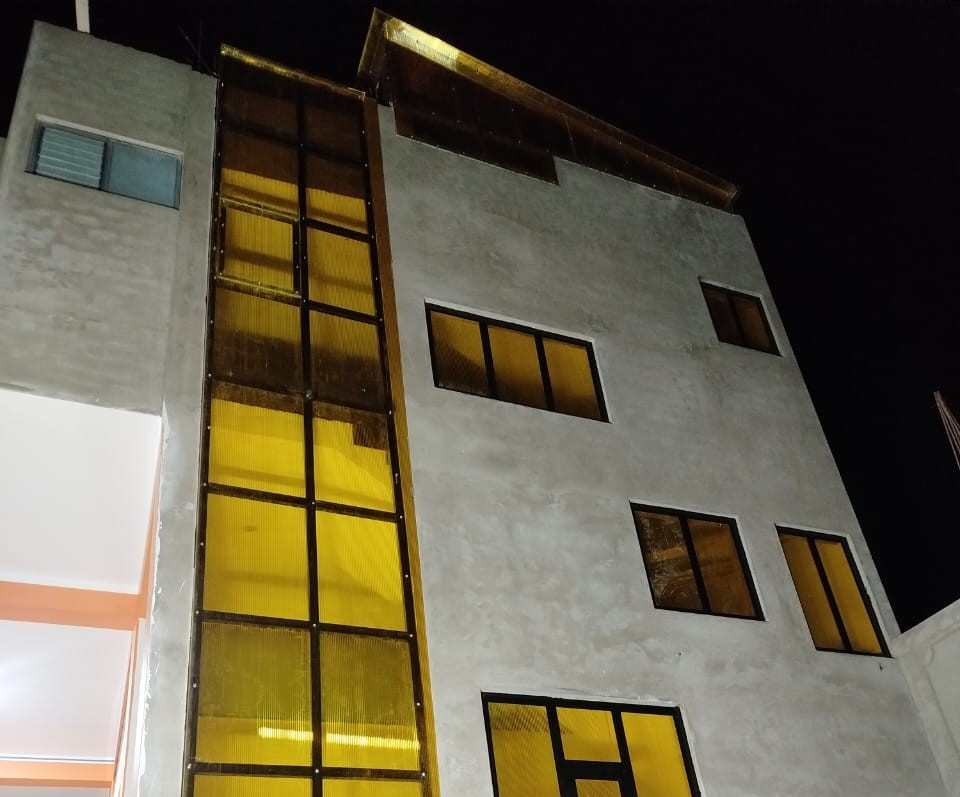 Fachada de policarbonato con estructura metálica instalada por Metal Craq